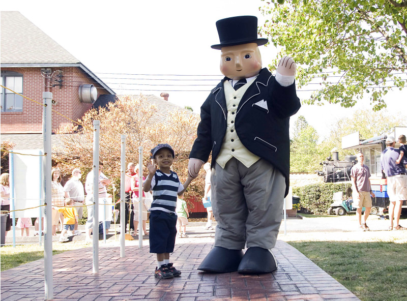 Giveaway_Out and About Mom_Day Out with Thomas_Sir Topham Hatt greets a young fan